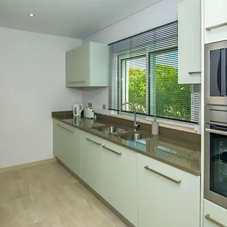 Villa Sleeps 8 With Pool Air Con And Wifi *