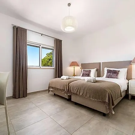 Villa Sleeps 8 With Pool Air Con And Wifi Vale do Lobo