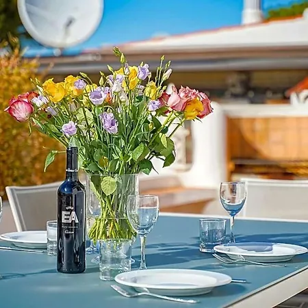 Sleeps 8 With Pool Air Con And Wifi فيلة *