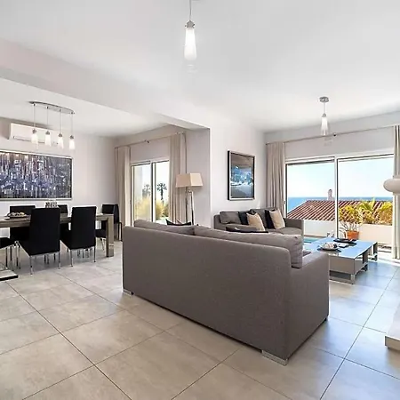 Sleeps 8 With Pool Air Con And Wifi
