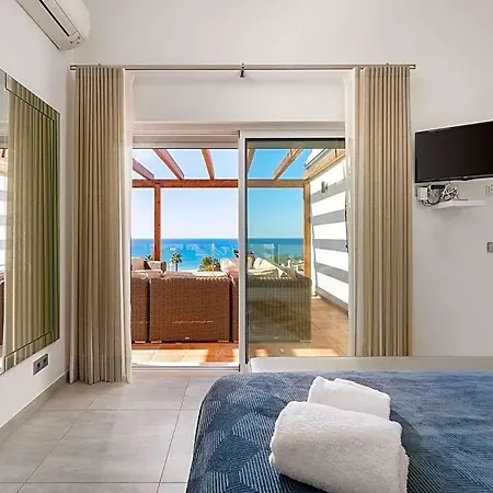 فيلة Sleeps 8 With Pool Air Con And Wifi