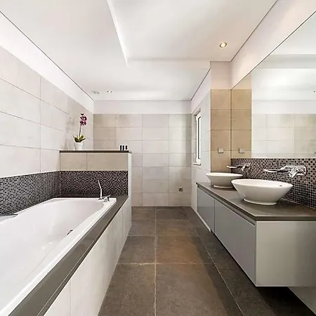 Sleeps 8 With Pool Air Con And Wifi *